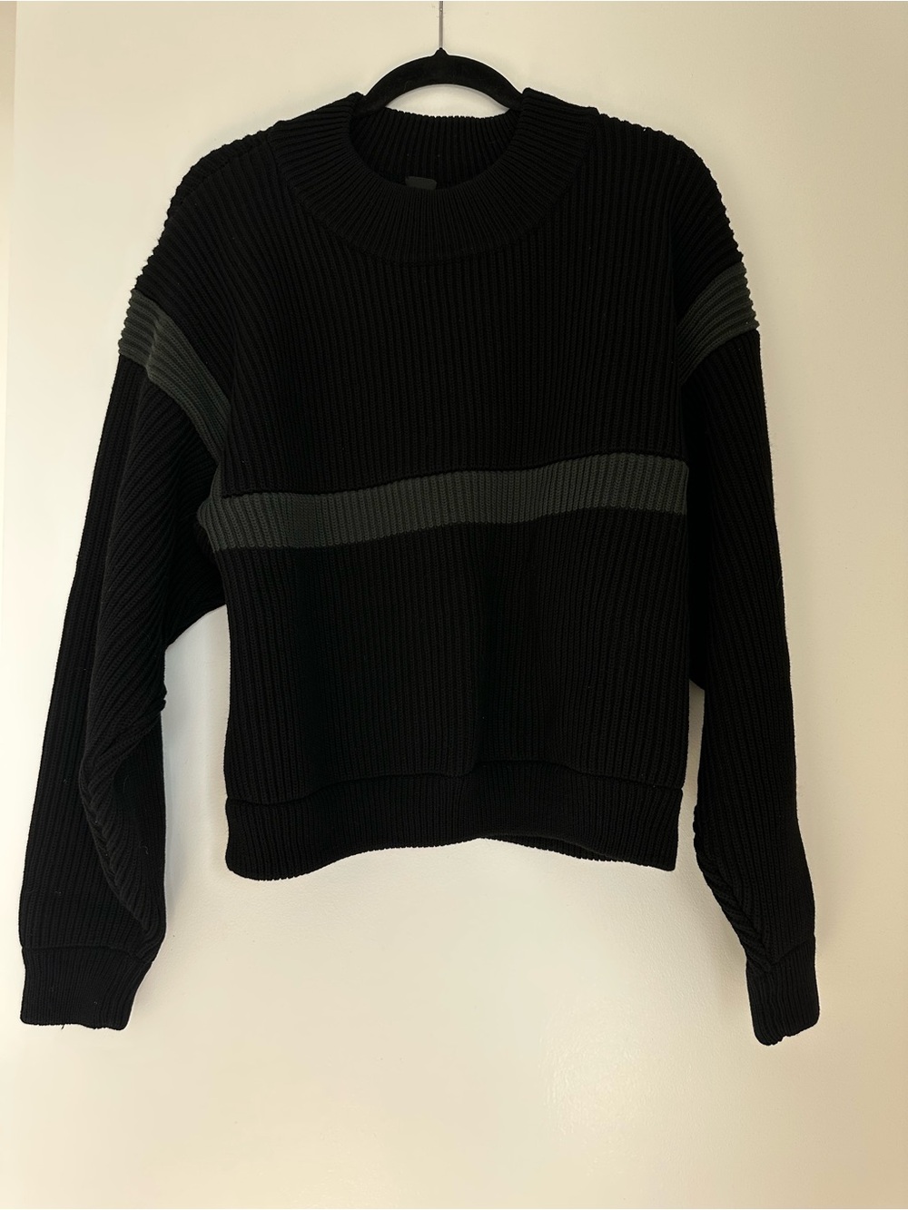 Vera Wang Black Ribbed Crewneck Sweater with Gray Stripe